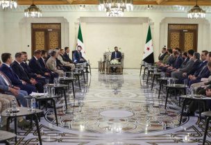 الرئيس السوري أحمد الشرع أثناء استقباله نوفاك والوفد المرافق له في دمشق