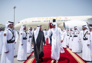 أمير قطر الشيخ تميم بن حمد آل ثاني يستقبل رئيس دولة الإمارات الشيخ محمد بن زايد آل نهيان لدى وصوله الدوحة