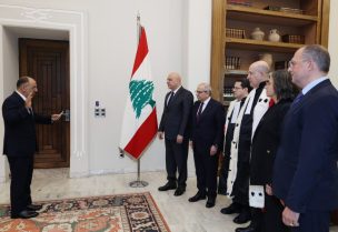 المدير العام لرئاسة الجمهورية الدكتور أنطوان شقير يقسم اليمين أمام رئيس الجمهورية العماد جوزاف عون ورئيس الحكومة نواف سلام بعد تعيينه رئيسًا لإدارة الموظفين في مجلس الخدمة المدنية بالوكالة