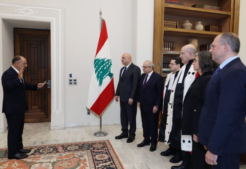 المدير العام لرئاسة الجمهورية الدكتور أنطوان شقير يقسم اليمين أمام رئيس الجمهورية العماد جوزاف عون ورئيس الحكومة نواف سلام بعد تعيينه رئيسًا لإدارة الموظفين في مجلس الخدمة المدنية بالوكالة