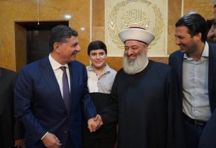 الشيخ بهاء رفيق الحريري خلال لقائه سماحة مفتي عكار الشيخ زيد بكار زكريا مع النائب السابق طارق المرعبي والشيخ مالك جديدة
