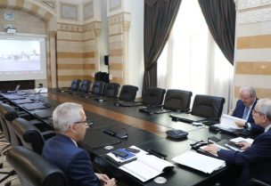 رئيس مجلس الوزراء الدكتور نواف سلام مع وزير المال ياسين جابر ووزير الاقتصاد عامر البساط