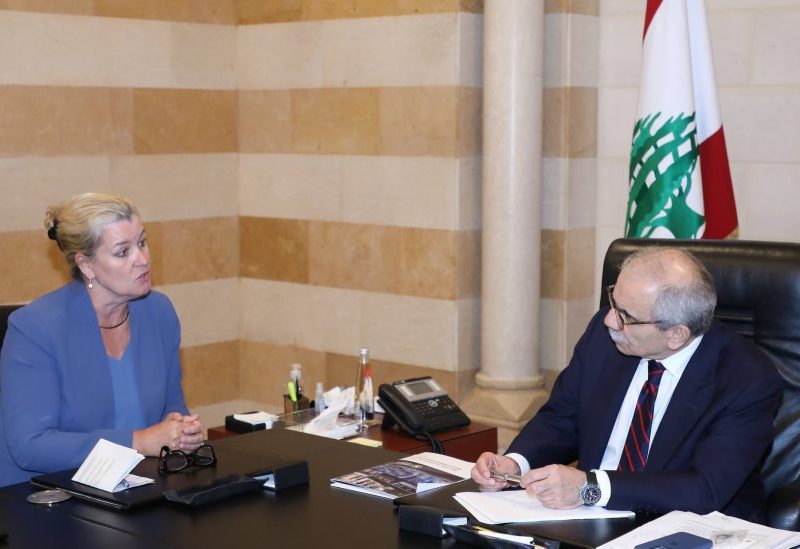 من اللقاء الذي جمع رئيس مجلس الوزراء الدكتور نواف سلام في السراي الكبير مع نائبة المفوض السامي للأمم المتحدة لشؤون اللاجئين كيلي كليمنتس
