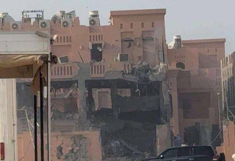 آثار دمار المبنى المستهدف بغارة إسرائيلية على الدوحة