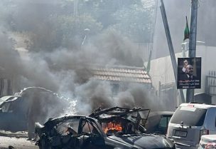السيارة المستهدفة عند مدخل مستشفى تبنين الحكومي