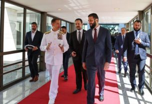 الأدميرال براد كوبر، قائد القيادة المركزية الأميركية خلال لقائه الرئيس السوري أحمد الشرع في دمشق