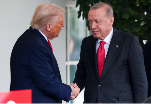 الرئيس الأمريكي دونالد ترامب يصافح نظيره التركي رجب طيب أردوغان في البيت الأبيض بواشنطن