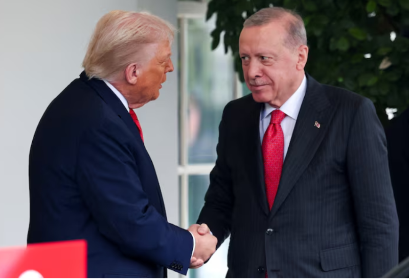 الرئيس الأمريكي دونالد ترامب يصافح نظيره التركي رجب طيب أردوغان في البيت الأبيض بواشنطن