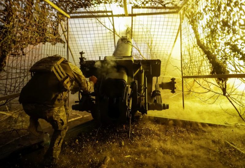 جندي من القوات المسلحة الأوكرانية يطلق قذيفة من مدفع هاوتزر D-30 باتجاه القوات الروسية، بالقرب من بلدة كوبيانسك الواقعة على خط المواجهة في منطقة خاركيف، أوكرانيا، 4 أكتوبر 2025.