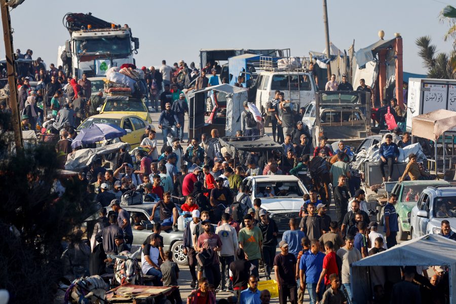 فلسطينيون، الذين نزحوا إلى الجزء الجنوبي من غزة بأمر من إسرائيل، يسيرون على طول الطريق أثناء عودتهم إلى الشمال، وسط وقف إطلاق النار بين إسرائيل وحماس في غزة، في وسط قطاع غزة، 11 أكتوبر 2025. رويترز