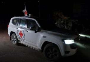 سيارة تابعة للصليب الأحمر تنقل جثث الرهائن الذين كانوا محتجزين في غزة، بعد أن سلمتهم حركة حماس في إطار اتفاق لوقف إطلاق النار وتبادل الأسرى بين حماس وإسرائيل، في مدينة غزة، 15 أكتوبر 2025. رويترز