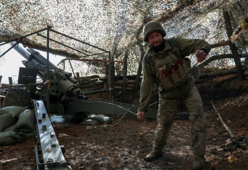 جندي مدفعية من اللواء 152 المستقل يطلق قذيفة من مدفع هاوتزر ذاتي الحركة من طراز M114 باتجاه القوات الروسية، في ظل الهجوم الروسي على أوكرانيا، بالقرب من بلدة بوكروفسك الواقعة على خط المواجهة في منطقة دونيتسك، أوكرانيا، 15 أكتوبر 2025. رويترز
