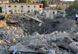 حفرة في مصنع أسمنت بعد الغارات الإسرائيلية، في أنصار، جنوب لبنان، 17 أكتوبر 2025. رويترز