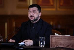 الرئيس الأوكراني فولوديمير زيلينسكي يتحدث خلال اجتماع ”تحالف الراغبين“ في لندن، بريطانيا، 24 أكتوبر 2025. رويترز