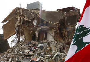 علم لبنان بجوار مبنى متضرر في قرية كفر كلا جنوب لبنان، في لبنان. رويترز