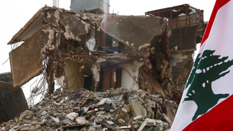 علم لبنان بجوار مبنى متضرر في قرية كفر كلا جنوب لبنان، في لبنان. رويترز