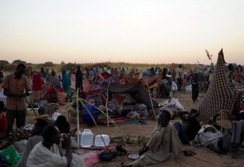 أشخاص جالسون في مخيم للأسر النازحة التي فرت من الفاشر إلى تاويلا، شمال دارفور، السودان، 27 أكتوبر 2025. رويترز