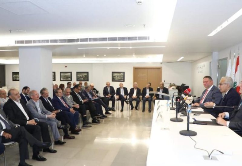 تجمع الشركات اللبنانية برئاسة باسم البواب وبالشراكة مع الهيئات الإقتصادية برئاسة الوزير السابق محمد شقير، في مقر غرفة بيروت وجبل لبنان، لقاءً حوارياً مع وزير الإقتصاد والتجارة الدكتور عامر البساط