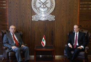 وزير الدفاع الوطني اللواء ميشال منسى في مكتبه في اليرزة نائب الأمين العام للسلام والأمن والدفاع في جهاز العمل الخارجي الأوروبي السيد شارل فريز