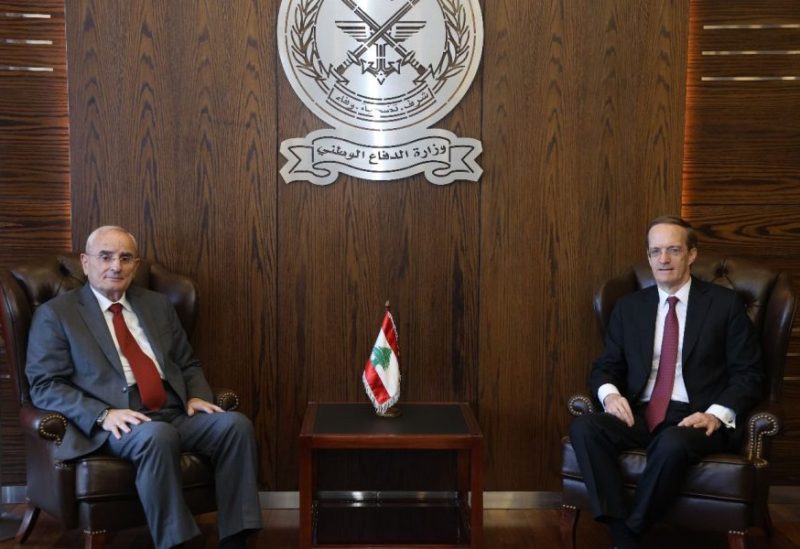 وزير الدفاع الوطني اللواء ميشال منسى في مكتبه في اليرزة نائب الأمين العام للسلام والأمن والدفاع في جهاز العمل الخارجي الأوروبي السيد شارل فريز