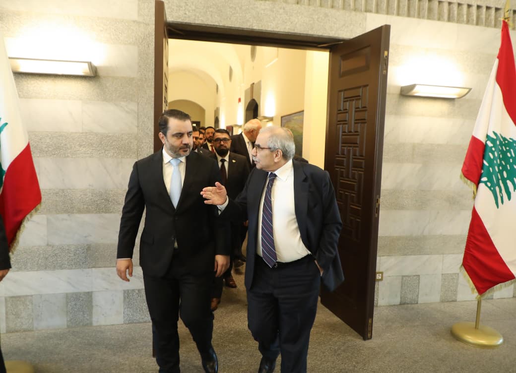 رئيس مجلس الوزراء الدكتور نواف سلام مع وزير الخارجية والمغتربين في الجمهورية العربية السورية أسعد حسن الشيباني