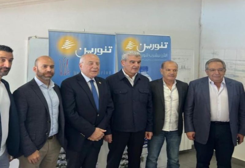 وزير الصناعة جو عيسى الخوري اثناء زيارته لشركة "مياه تنورين