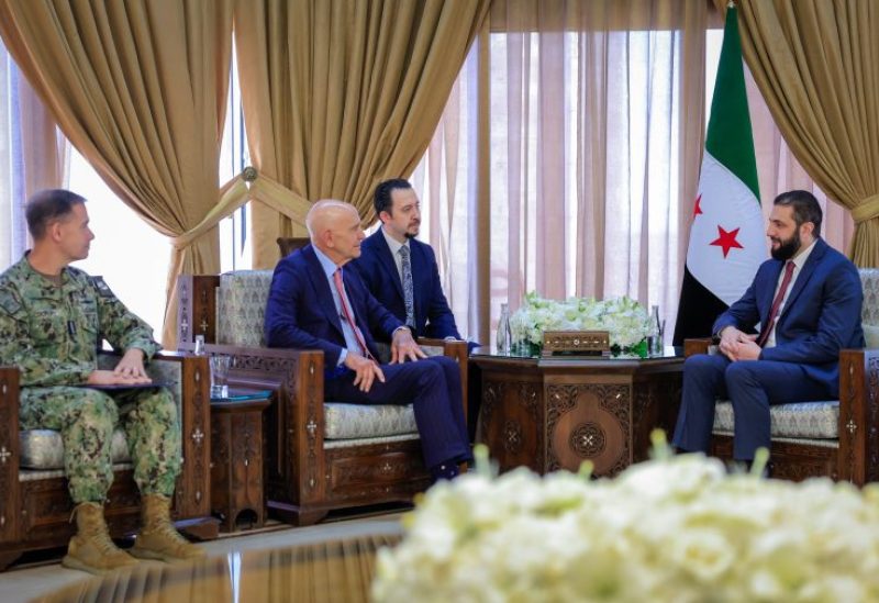 الرئيس السوري أحمد الشرع يلتقي المبعوث الأمريكي الخاص إلى سوريا توم باراك وقائد القيادة المركزية الأمريكية الأدميرال براد كوبر