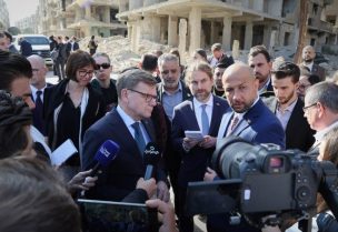 وزير الخارجية الألماني يوهان فاديفول برفقة وزير الطوارئ وإدارة الكوارث رائد الصالح خلال قيامهم بجولة ميدانية في مدينة حرستا بريف دمشق (سانا)