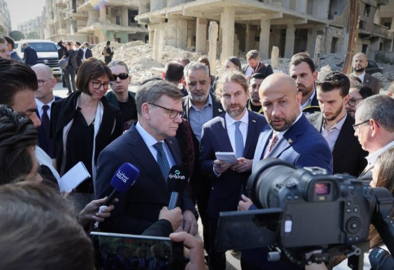 وزير الخارجية الألماني يوهان فاديفول برفقة وزير الطوارئ وإدارة الكوارث رائد الصالح خلال قيامهم بجولة ميدانية في مدينة حرستا بريف دمشق (سانا)