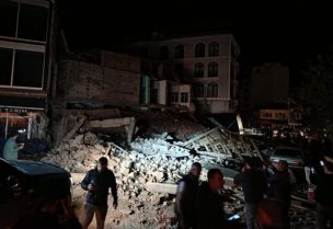 انهيار مبنى في ولاية باليكسير في تركيا جراء الزلزال الذي بلغت شدته 6 درجات مساء اليوم