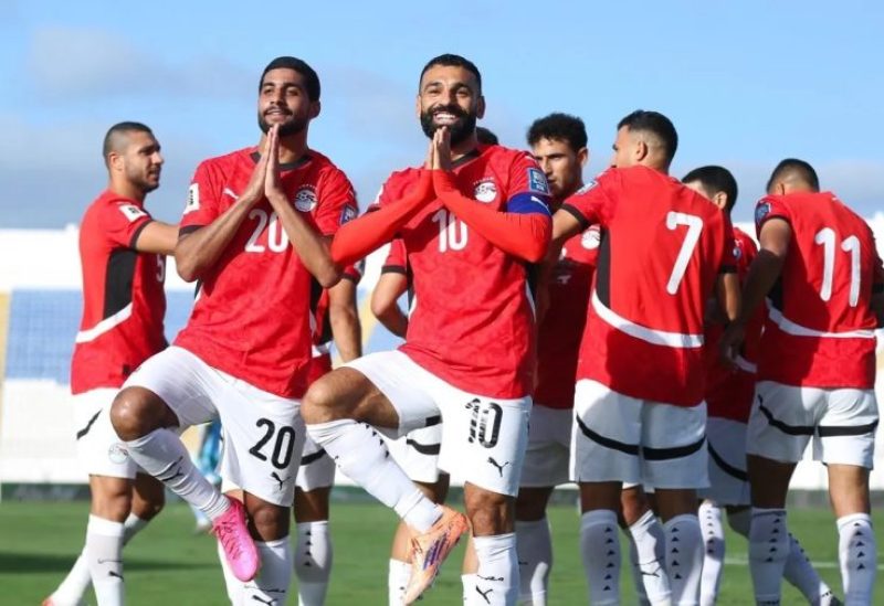 محمد صلاح يحتفل مع زملائه بعد أن سجل هدفين لمصر في مباراته ضد جيبوتي على أرضية ملعب العربي الزوالي بمدينة الدار البيضاء المغربية