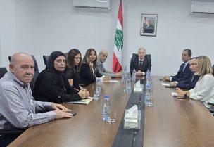 وزير الخارجية والمغتربين يوسف رجّي مع وفد من أهالي ضحايا انفجار مرفأ بيروت