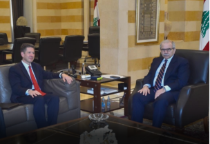 رئيس مجلس الوزراء الدكتور نواف سلام و المدير السياسي والمدير العام للشؤون الجيوسياسية في وزارة الخارجية