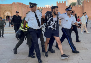قوات أمن مغربية تلقي القبض على شاب في الرباط يوم 29 سبتمبر أيلول 2025-رويترز