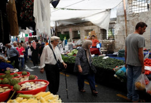 متسوقون في سوق للخضراوات في إسطنبول-رويترز