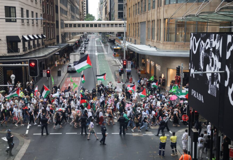 حشود كبيرة خلال مسيرة مؤيدة للفلسطينيين في الحي التجاري في سيدني بأستراليا يوم الأحد