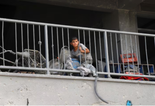 طفل فلسطيني داخل مدرسة مدمرة في غزة