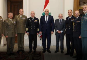 الرئيس جوزاف عون مع قائد الجيش الإسباني الأميرال كالديرون، والسفير الإسباني وعدداً من كبار ضباط الجيش الإسباني في قصر بعبدا
