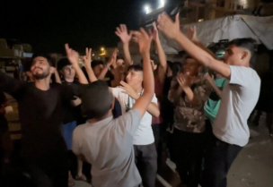 انطلقت اليوم الخميس احتفالات واسعة بين الفلسطينيين وعائلات الرهائن الإسرائيليين بعد أنباء التوصل إلى اتفاق بين إسرائيل وحركة حماس على المرحلة الأولى من خطة الرئيس الأمريكي دونالد ترامب لإنهاء الحرب في غزة واستعادة جميع الرهائن الإسرائيليين، الأحياء منهم والأموات. وفي غزة، حيث نزح معظم سكانها البالغ عددهم أكثر من مليوني شخص بسبب القصف الإسرائيلي، هلل الشبان في الشوارع المدمرة، رغم استمرار القصف في بعض مناطق القطاع. وقال عبد المجيد عبد ربه من خان يونس: "الحمد لله على وقف إطلاق النار ووقف شلال الدماء والقتل. كل قطاع غزة فرحان، بل كل الشعب العربي والعالم فرحان بوقف إطلاق النار". وفي تل أبيب، اجتمعت عائلات الرهائن في ساحة الرهائن وسط أجواء احتفالية عارمة. وعبّرت عيناف زاوجاوكر، والدة أحد الرهائن، عن مشاعرها قائلة: "لا أستطيع التنفس، لا أستطيع وصف ما أشعر به… إنه شعور غامر، هذا هو معنى الارتياح"، مشيرة إلى ابنها ماتان: "ماذا أقول له؟ سأخبره أنني أحبه… هذا كل شيء". ويأتي هذا الاتفاق، الذي تم التوصل إليه بعد محادثات غير مباشرة في مصر، كجزء من المرحلة الأولى من إطار ترامب المكون من 20 نقطة للسلام، ويتضمن وقف إطلاق النار وتبادل الرهائن الإسرائيليين والمحتجزين الفلسطينيين. وقال الرهينة السابق أومير شيمتوف: "تعجز الكلمات عن وصف هذه اللحظة". بينما أكد الفلسطيني خالد شعت من خان يونس: "هذه اللحظات طال انتظارها بعد عامين من القتل والإبادة الجماعية". ويُذكر أن الحرب في غزة أسفرت عن مقتل أكثر من 67 ألف شخص وتدمير جزء كبير من القطاع منذ أكتوبر 2023، فيما يُعتقد أن 20 من أصل 48 رهينة لا يزالون على قيد الحياة في غزة.