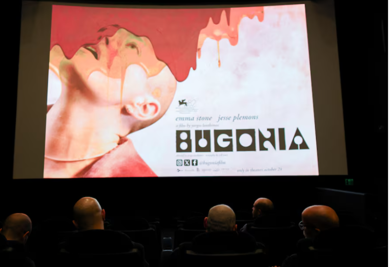 متفرجون على فيلم بوجونيا بعد أن اختاروا حلاقة شعرهم-رويترز
