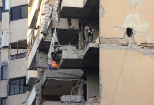 أشخاص يتفقدون مبنى متضررًا بعد غارة إسرائيلية على الضاحية الجنوبية لبيروت، لبنان، 23 نوفمبر 2025. رويترز