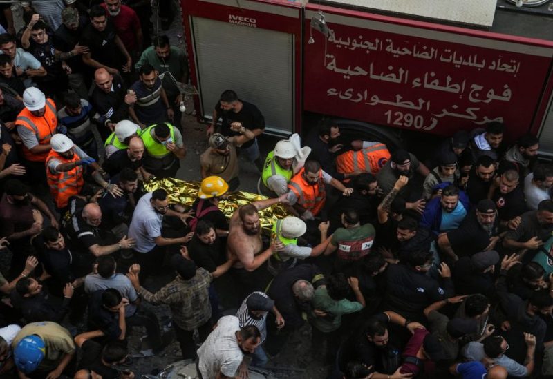 نقل جثمان أحد الضحايا جراء الغارة الإسرائيلية التي استهدفت هيثم الطبطبائي في الضاحية الجنوبية لبيروت