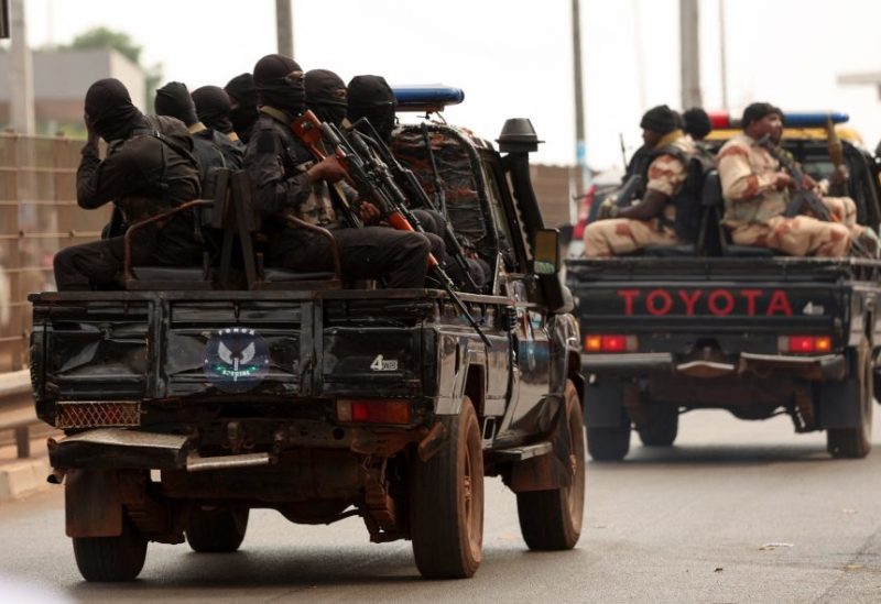 جنود يقومون بدورية على الطريق الرئيسي في بيساو، غينيا بيساو. رويترز