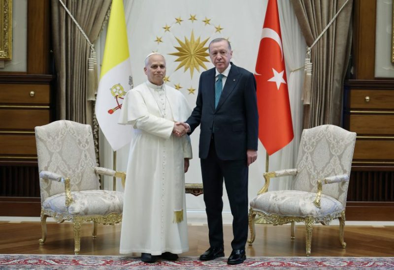 البابا ليو الرابع عشر يصافح الرئيس التركي رجب طيب أردوغان خلال لقائهما في القصر الرئاسي، خلال رحلته الرسولية الأولى، في أنقرة، تركيا، 27 نوفمبر 2025. رويترز