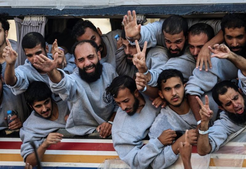 أسرى فلسطينيون سعداء بعد الافراج عنهم من السجون الاسرائيلية. رويترز