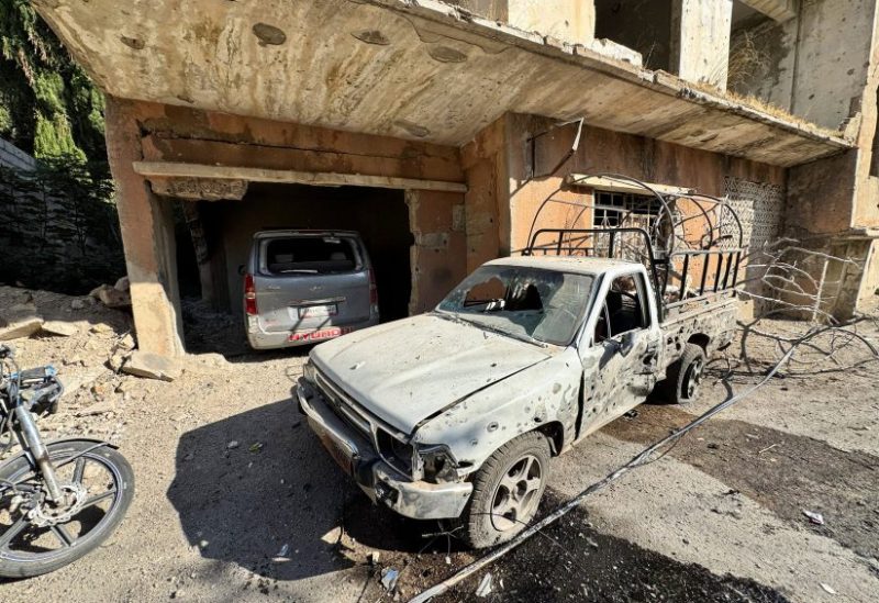 مركبات متضررة بالقرب من موقع غارة إسرائيلية يوم الجمعة، في بيت جن. رويترز