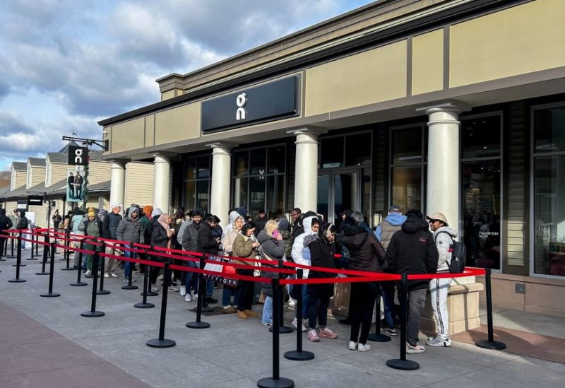 أشخاص يصطفون خارج متجر أحذية رياضية خلال تخفيضات الجمعة السوداء، وودبري، نيويورك، الولايات المتحدة، 28 نوفمبر 2025. رويترز