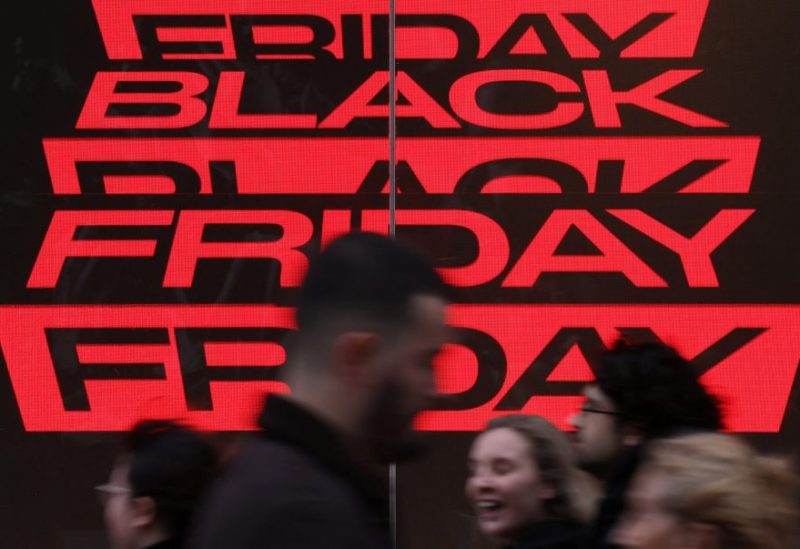 تخفيضات الجمعة السوداء في لندن. رويترز