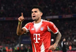 لويس دياز لاعب بايرن ميونيخ يحتفل بتسجيل الهدف الثاني لفريقه ضد سانت باولي. رويترز