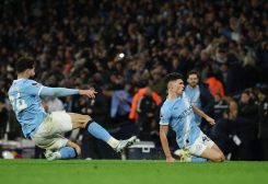 فيل فودن لاعب مانشستر سيتي يحتفل بتسجيل الهدف الثالث لفريقه ضد ليدز يونايتد. رويترز